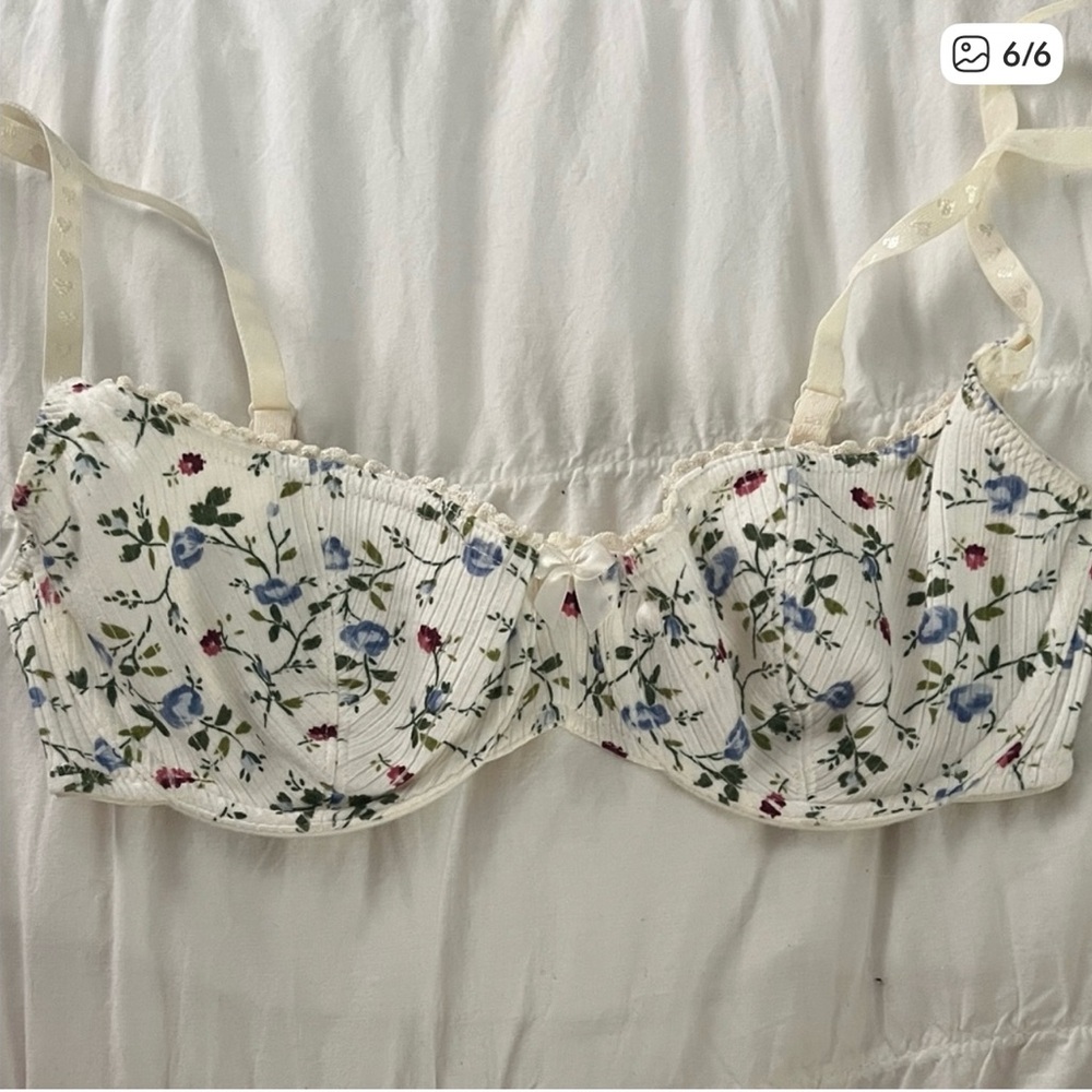 ISO - Victoria's Secret Floral Underwire Bra - Cream and Blue